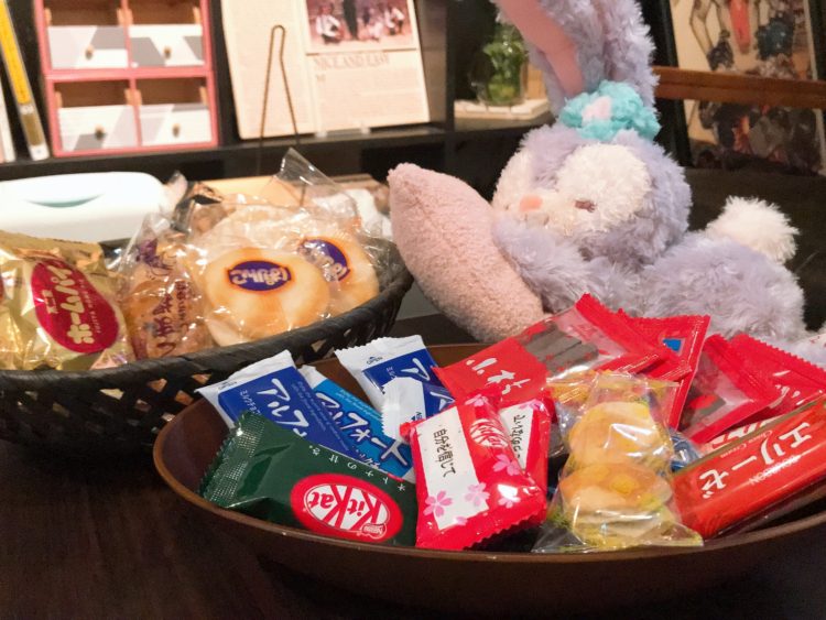 <p>●フリードリンクと食べ放題のお菓子完備</p>
